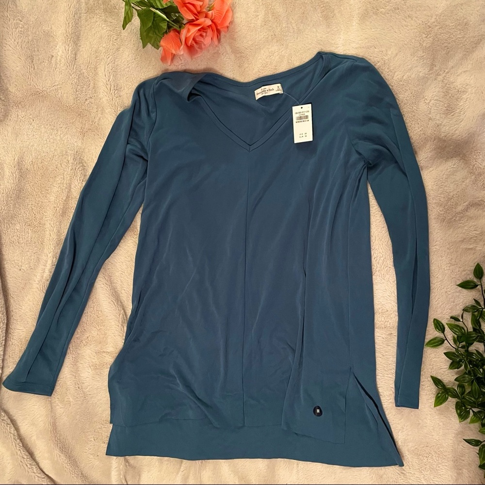 NWT Abercrombie and Fitch long sleeve top Medium